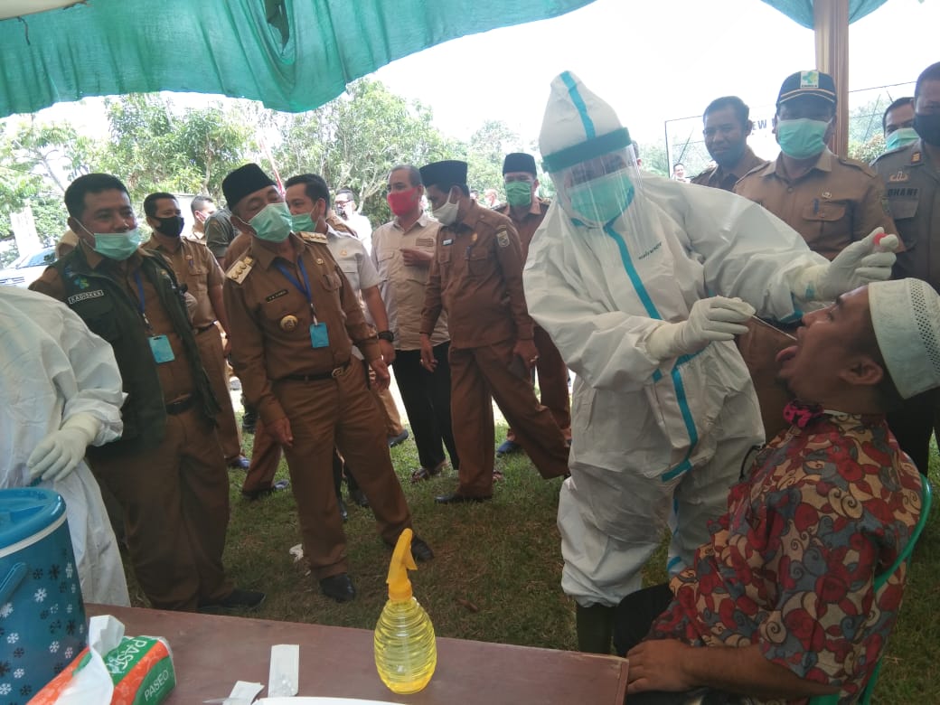 Cegah Penyebaran Covid-19, Para Guru di Pelalawan Jalani Swab Test