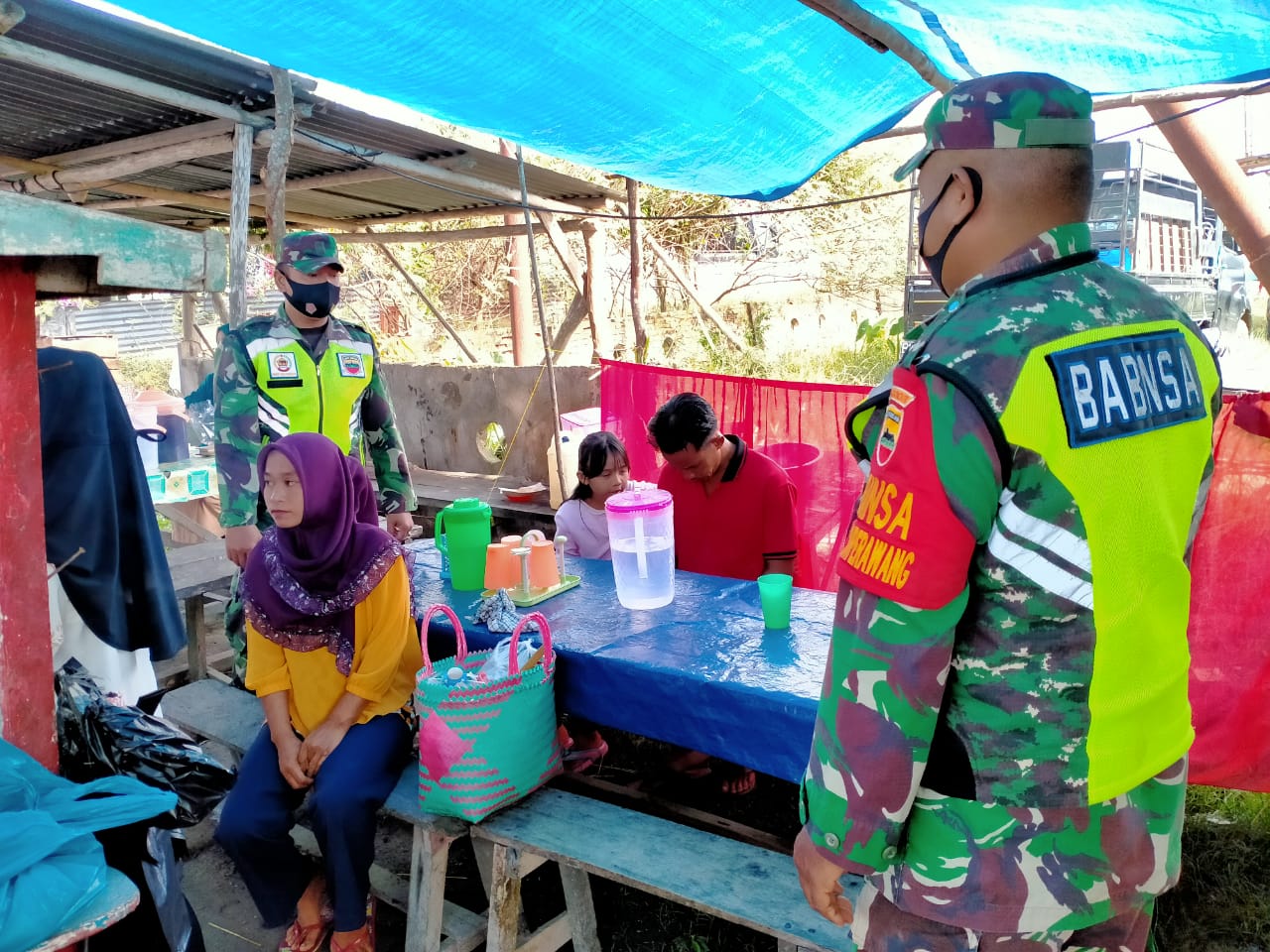 Ditempat Makan, Serka Edy Suprianto Ingatkan Masyarakat Untuk Pakai Masker