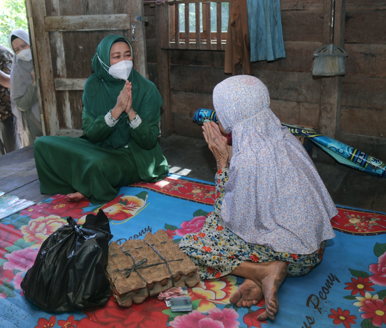 Nenek Sebatang Kara ini Mengaku Haru Terima Bantuan Dari Dekranasda Siak