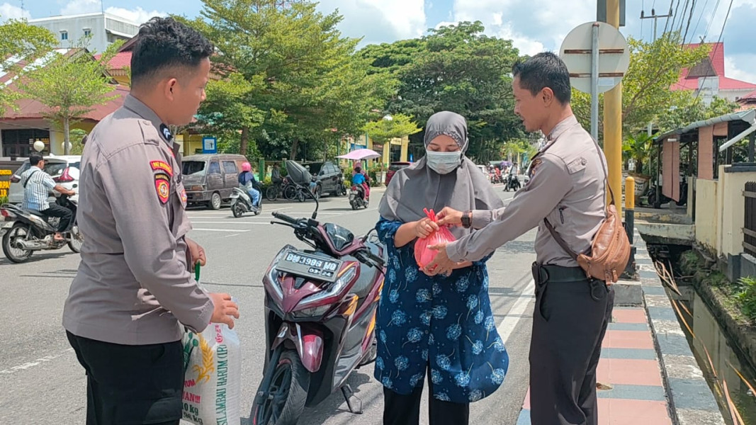 Momentum Bulan Ramadhan Polsek Bangko Berbagi Sembako 'Program Untuk Negeri '