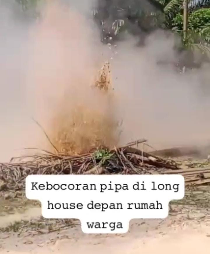 Pipa Milik PHR Bocor Di Depan Rumah Warga Minas Barat, Keluarkan Minyak Mentah Dan Berbau