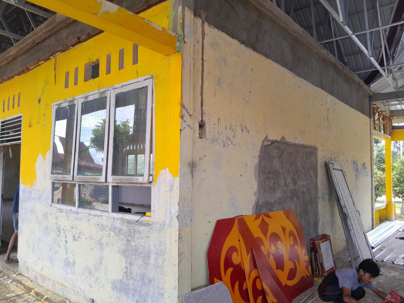Miris, Proyek Capai Milyaran Rupiah, Pekerja Rehap Sekolah SMA 2 Tualang Tidak Gunakan K3 dan Plang Proyek Tidak Ada