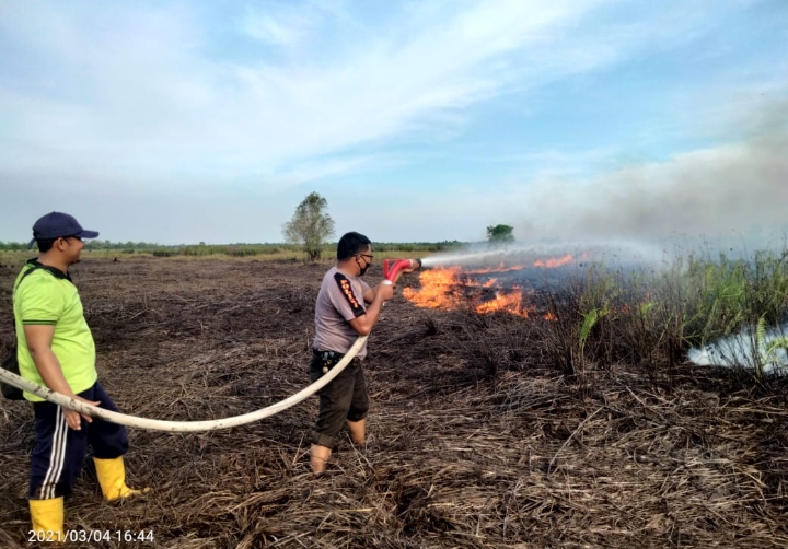 3 Hektar Lahan Terbakar di Pematang Kunyit, Kapolres :Satu Regu CPI Ikut Padamkan Api
