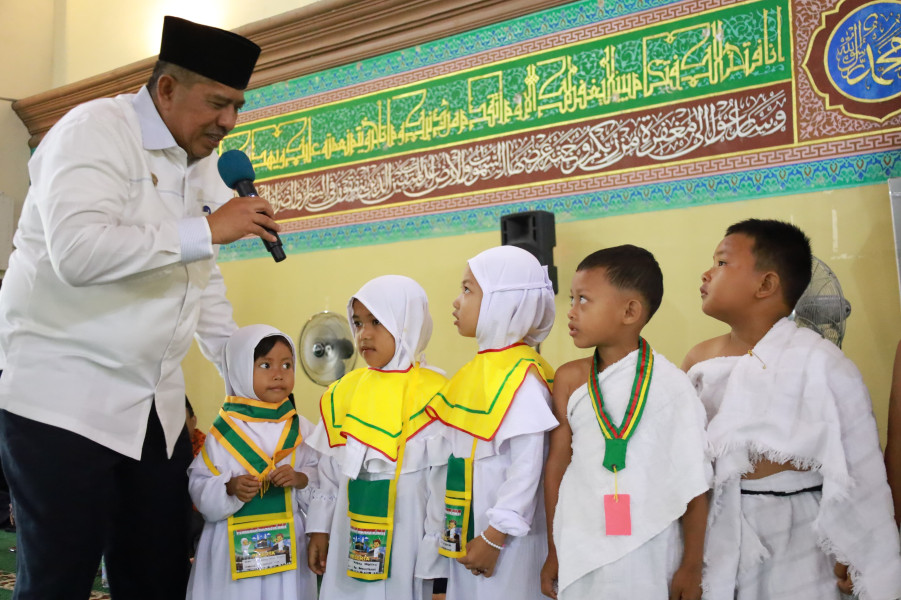 Alfedri Apresiasi Ratusan Santri di Siak, Ikut Peragaan Manasik Haji