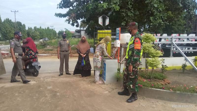 Serda Venus Luberto Tindak Warga Yang Tidak Pakai Masker Saat Berobat Di Puskesmas Perawang