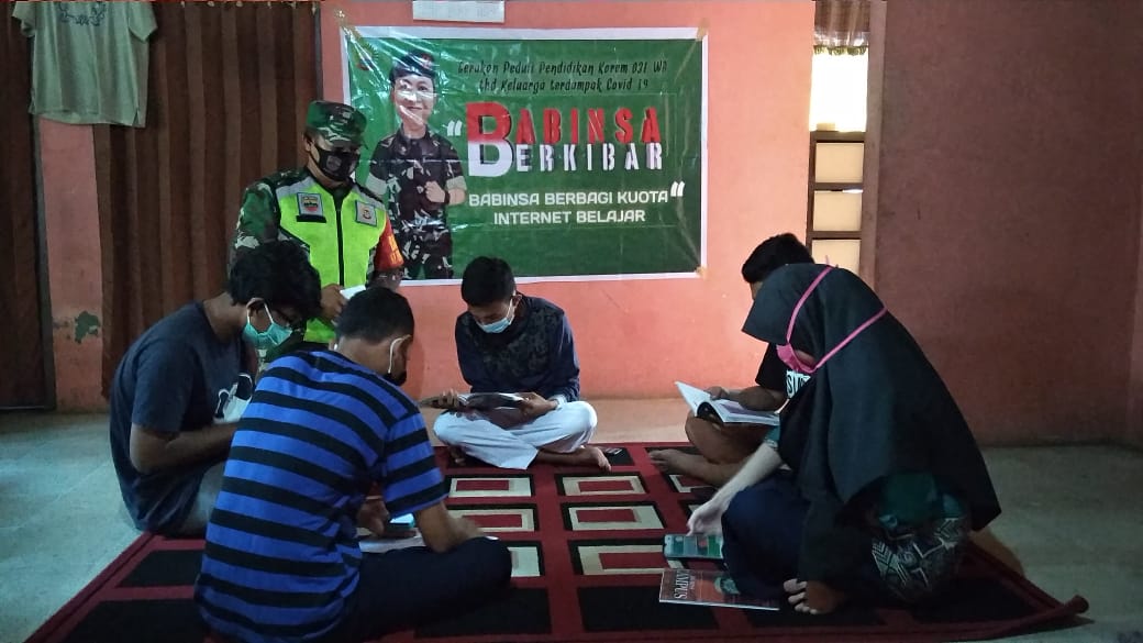 Gerakan Peduli Pendidikan, Serda Laila Syahdanur Bimbing Siswa Empang Pandan Belajar Daring