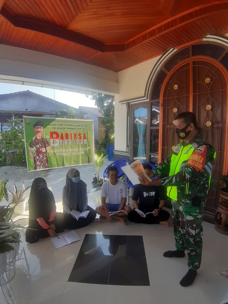 Gerakan Peduli Pendidikan, Sertu Ardian Agus Bimbing 4 Orang Siswa SMA Kuala Gasib Belajar Daring