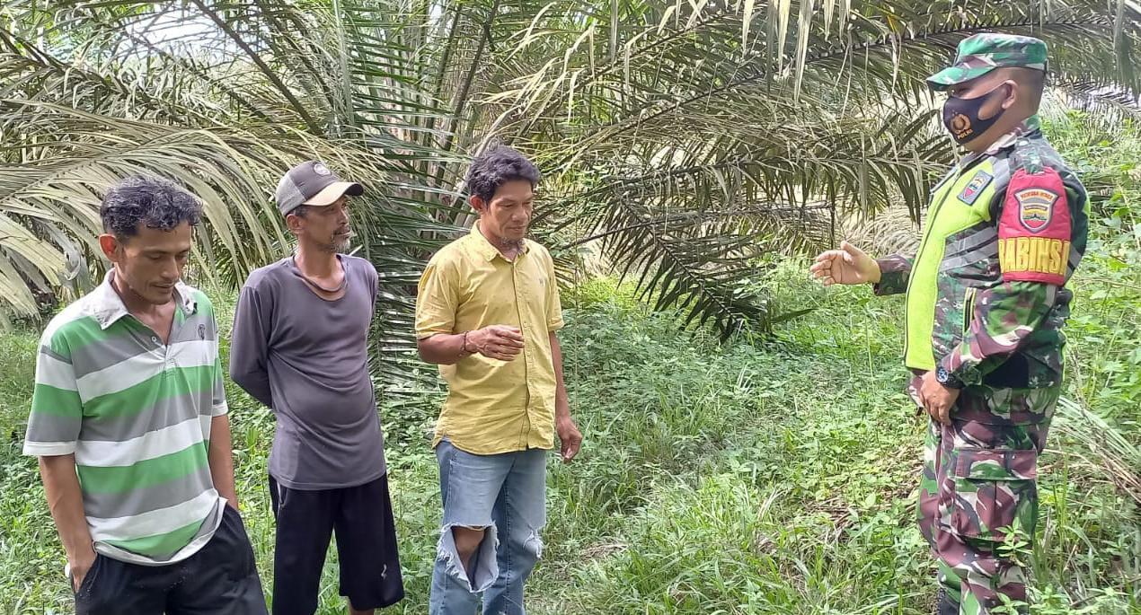 Sertu Afrisal Lakukan Sosialisasi Karhutla di Pangkalan Pisang