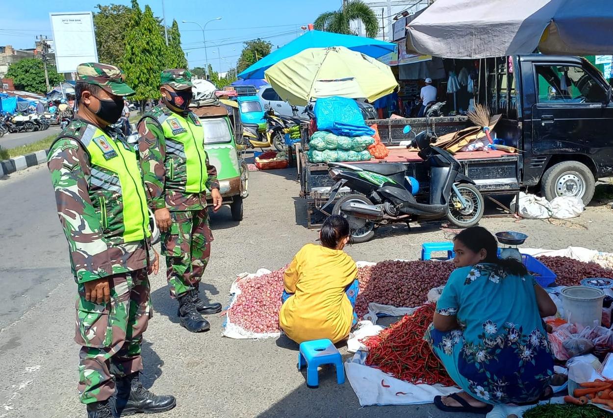 Sertu Afrisal Tegakan Prokes di Dua Lokasi