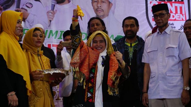 Pentolan #2019gantipresiden Neno Warisman Dianugrahi Gelar Kohormatan di Aceh