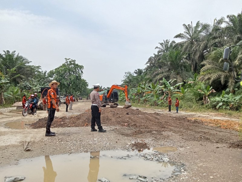 Banyak Mobil Terbalik,  Pemuda Pancasila Siak Perbaiki Jalan Pemda Perawang yang Rusak Parah