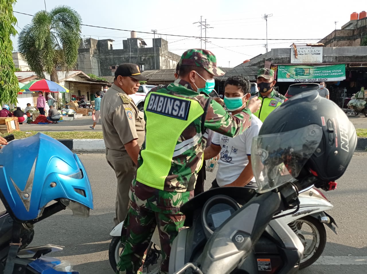 Selain Diberi Hukuman, Sertu Uuk Sudarijanto Pasangkan Masker ke Masyarakat