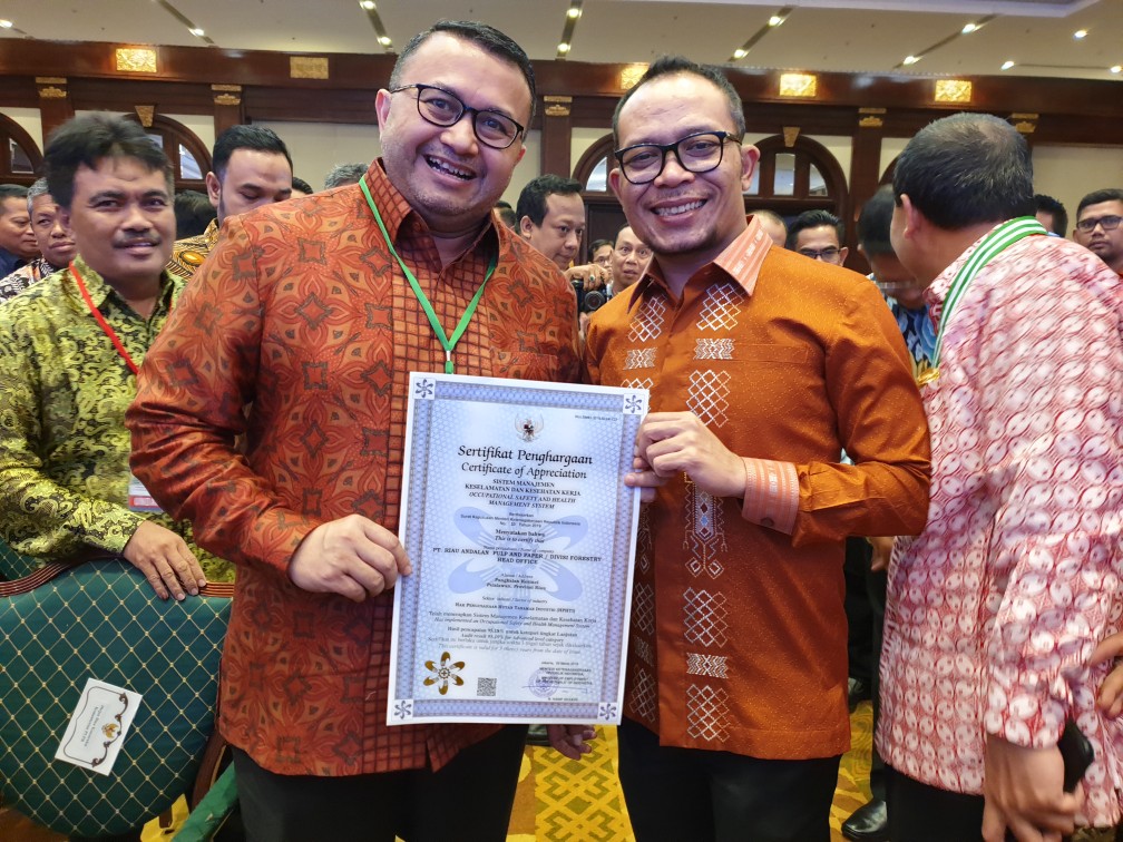 RAPP Raih Penghargaan Bendera Emas SMK3 dari Menteri Ketenagakerjaan