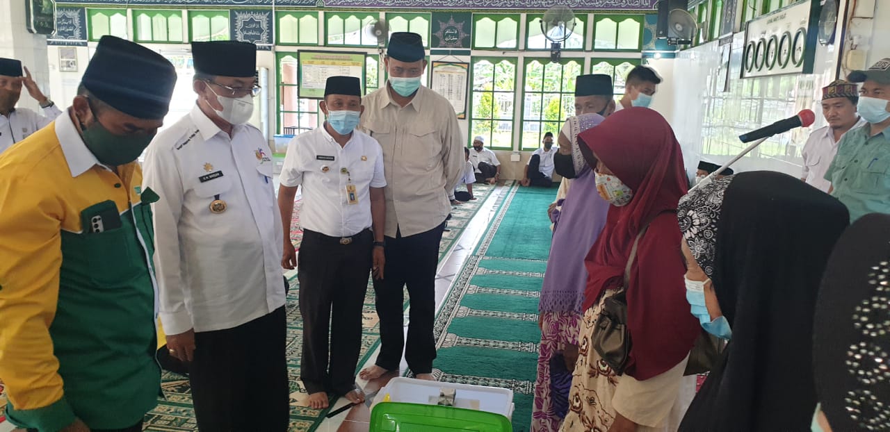 Safari di Enok, Bupati Inhil Salurkan Paket Premium Ramadhan Baznas