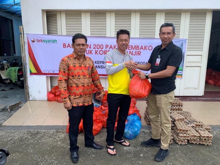 BRK Syariah Kirim Bantuan 200 Paket Sembako Di Rohil