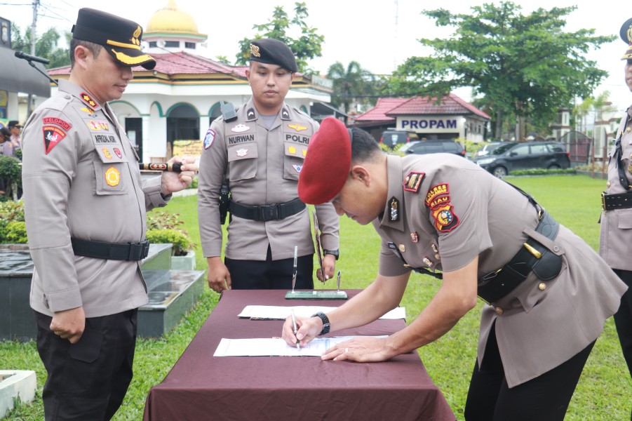 Kapolres Pelalawan Pimpin Upacara Serah Terima Jabatan Waka Polres dan Kasat Narkoba