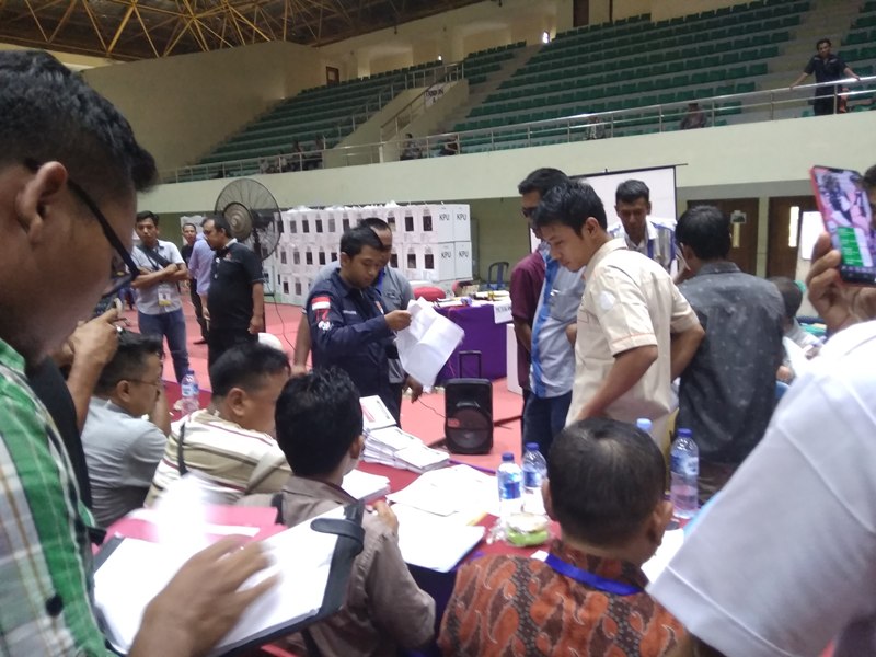 Kesal Salinan CI Tidak Sesuai Di Tualang Timur, Saksi Sepakat Lakukan Hitung Ulang