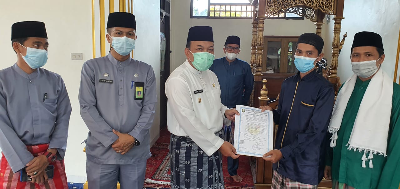 Usai Khutbah Jumat, Wabup Siak Husni Mirza Serahkan IMB Masjid Alfurqon Kwalian