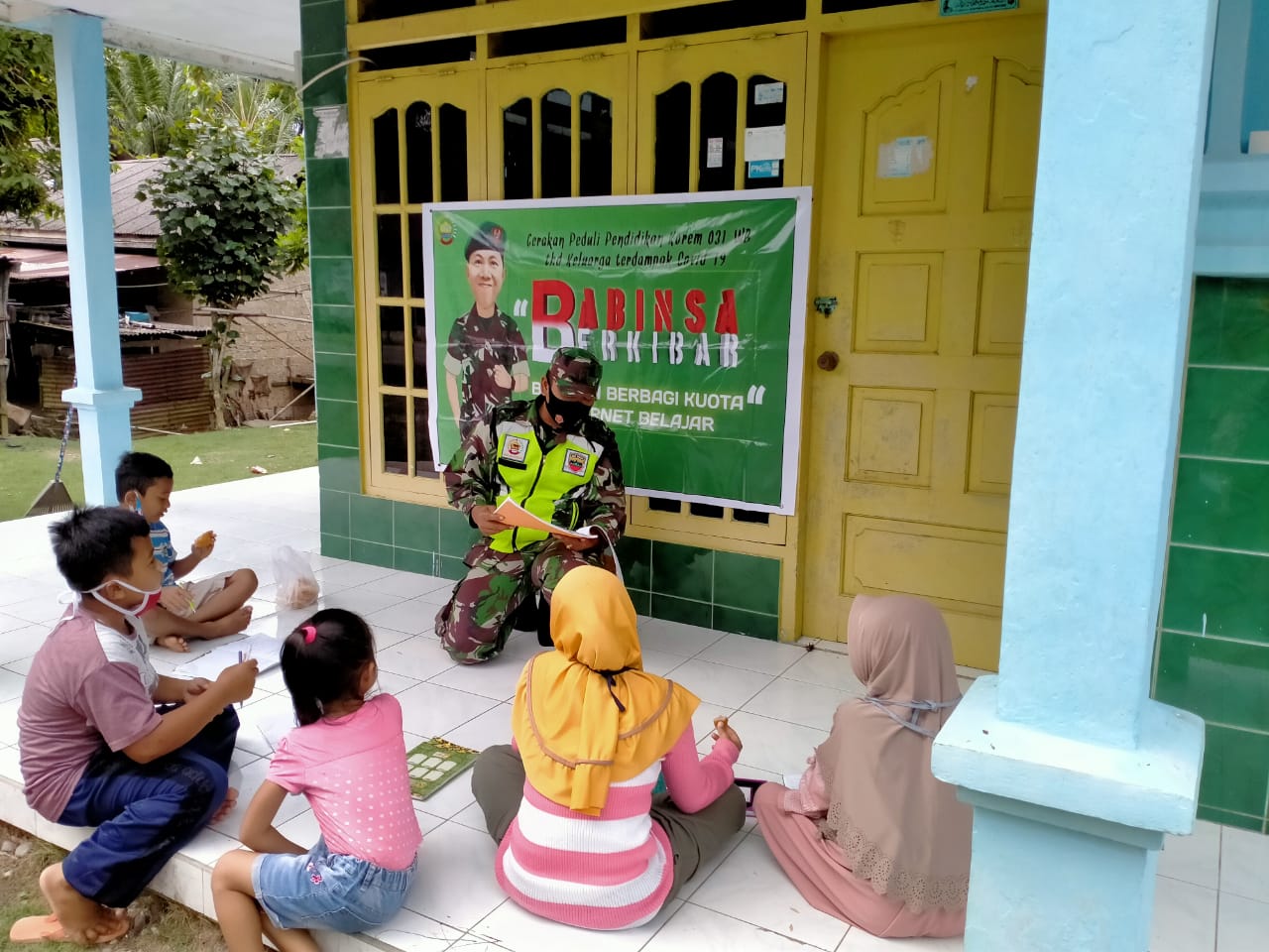 Serka Edy Suprianto Bimbing Siswa SD Tasik Seminai Belajar Daring