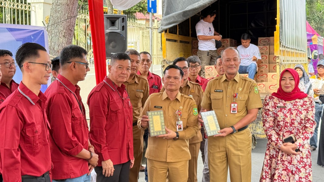 1,4 Juta Wakaf  Al -Qur'an dan Minyak Goreng Harga Khusus Sudah Disalurkan APP Group dan Paguyuban Sinar Mas Riau