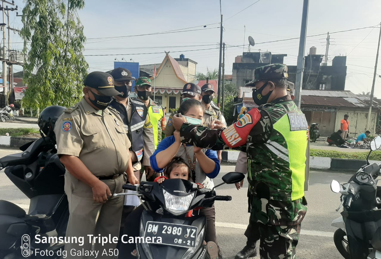 Terjaring Operasi Yustisi, Serda Sarju Pasangkan Masker ke Warga Yang Terjaring