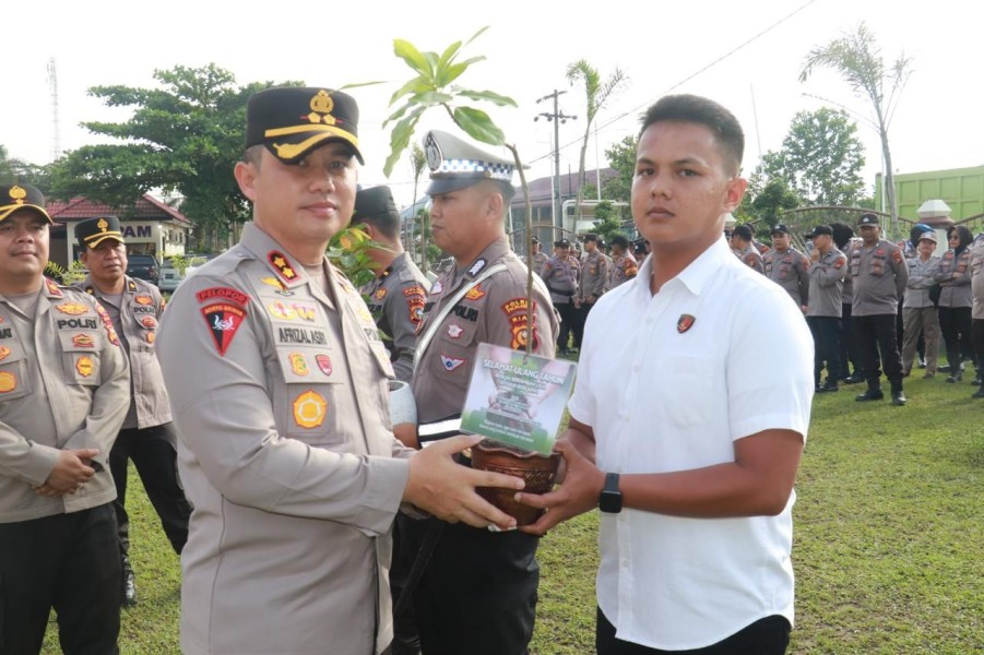 Surprise Kepada Personil Yang Berulang Tahun, Kapolres Pelalawan Berikan Hadiah Bibit Pohon