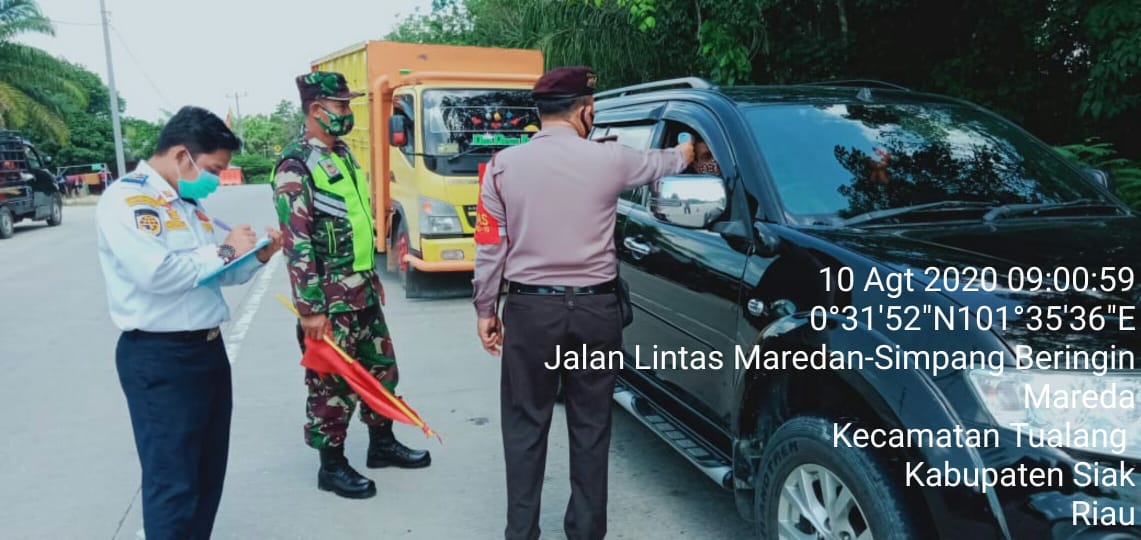 Pastikan Warga Tidak Terpapar Covid-19 Saat Masuk Siak, Serda Sarju Lakukan Pemeriksaan