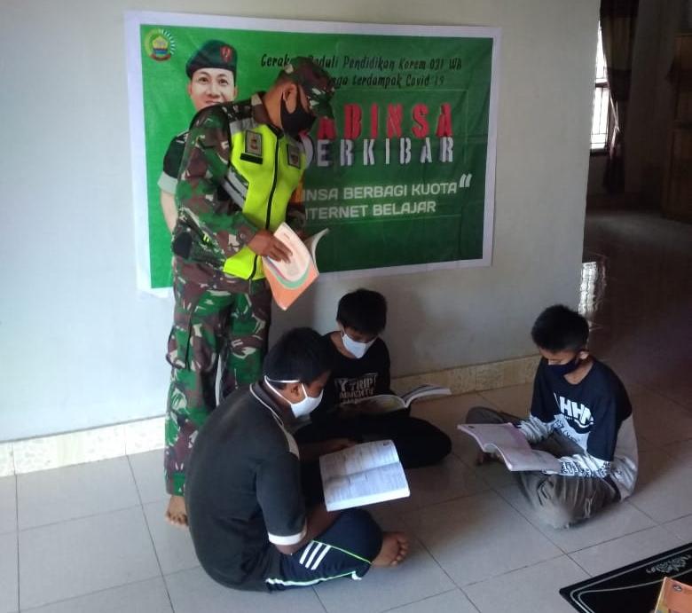 Belajar Daring, Serda Purnomo Pastikan Siswa Tetap Bisa Belajar