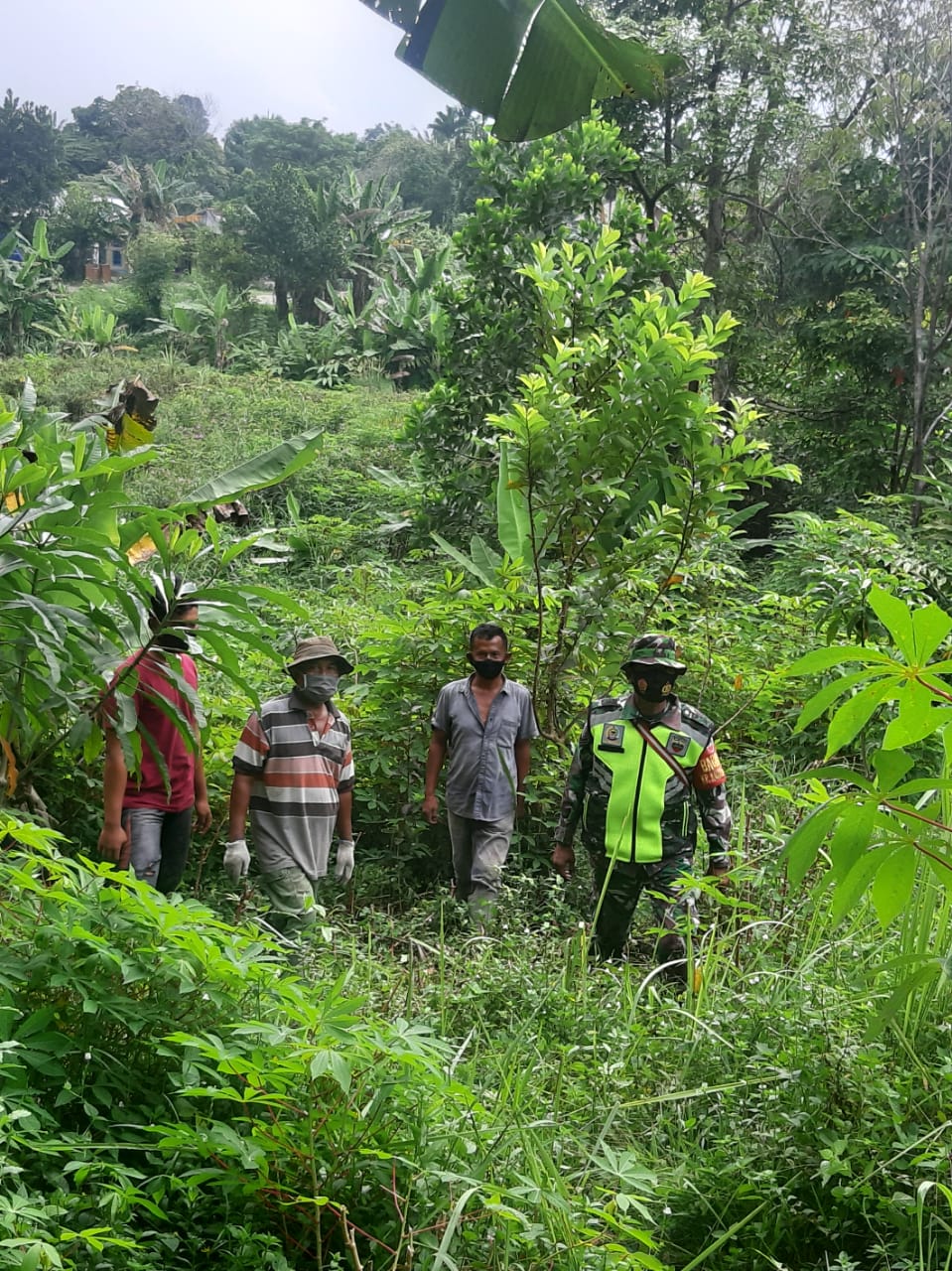 Cegah Karhutla, Sertu Ardian Agus Sisir Lahan Bersama Masyarakat