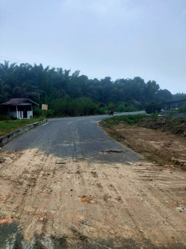 Jalan Penghubung Perincit Pusako Rusak Karena Penghulu Izinkan Alat Berat Excavator Lewat