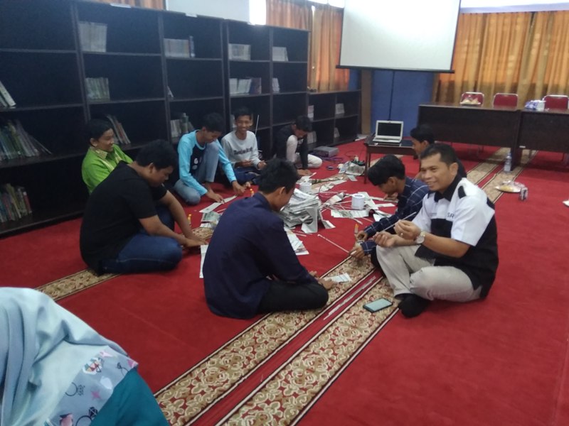 Manfaatkan Limbah Jadi Souvenir, CSR IKPP Dan Dekranasda Gelar Pelatihan Anyaman Kertas