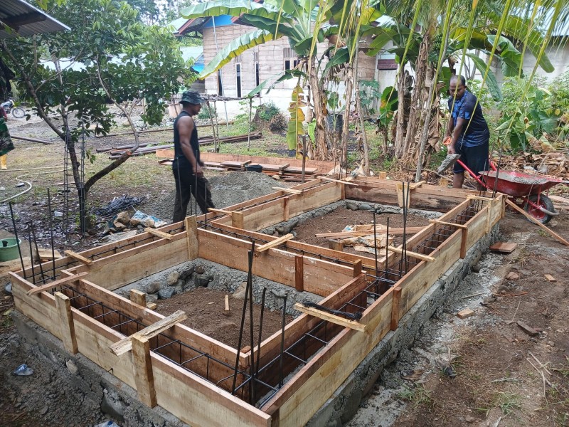 Pengecoran Pondasi Dikebut, Satgas TMMD Ke-129 Kodim 0102/Pidie Pacu Pembangunan MCK di Dayah Babul Ula Al Munawarah