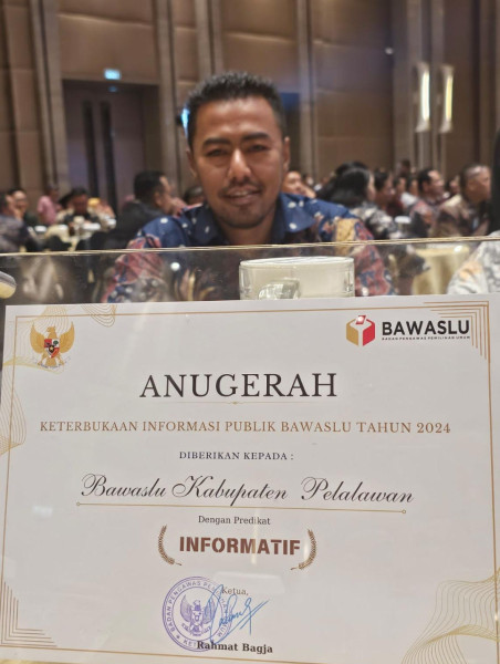 Bawaslu Pelalawan Terima Anugerah Satu Nasional Keterbukaan Informasi Publik Oleh Bawaslu RI