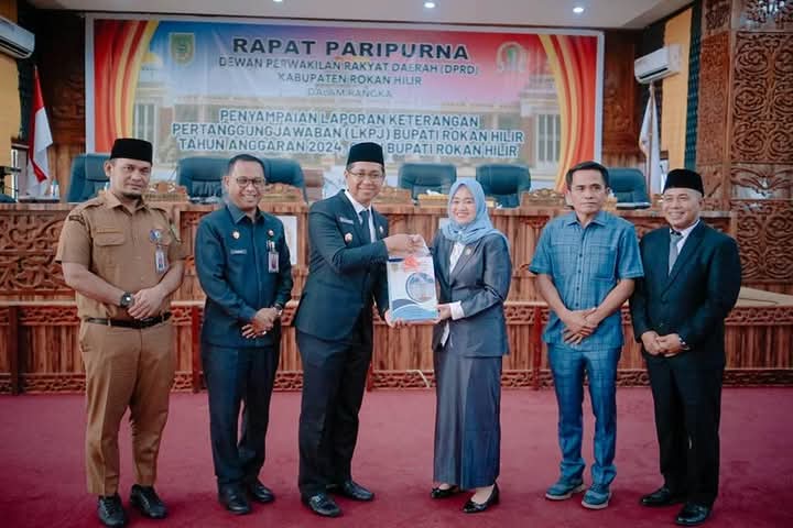 Rapat Paripurna Ketua DPRD Rohil Terima LKPJ Bupati Rohil 2024