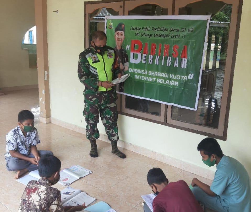 Bimbing Siswa Belajar Daring, Serda Sarju Berharap Siswa Tualang Berprestasi