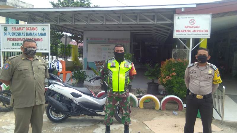 Sertu Abdon Pordusi Dan Serda Venus Luberto Ingatkan Warga Untuk Terus Cuci Tangan