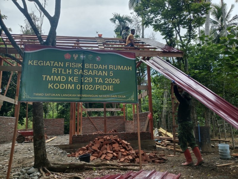 Dari Rumah Reyot Menuju Hunian Layak, Rehab RTLH Ibu Rabumah Kini Memasuki Tahap Pemasangan Atap