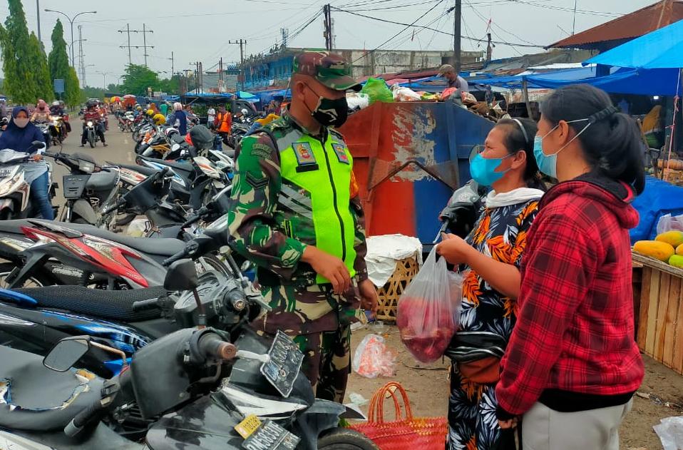 Sampaikan Prokes, Sertu Alexander Sigalingging Sisir Tiga Lokasi