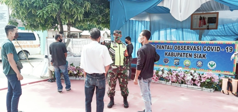 Cegah Covid-19, Babinsa Maredan Cek Pengendara Yang Keluar masuk Siak
