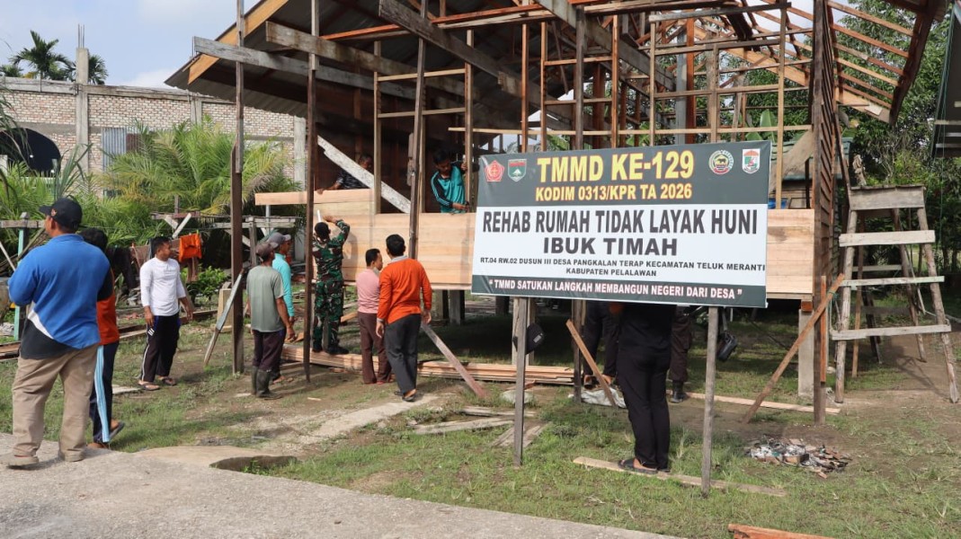 Wujud Kemanunggalan, Satgas TMMD Ke-129 dan Warga Bahu-Membahu Bedah Rumah Ibu Timah