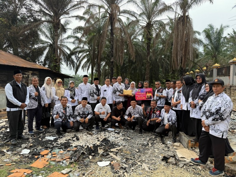 Wujud Solidaritas dari Guru untuk Guru, PGRI Pelalawan Salurkan Donasi Rp110 Juta Lebih untuk Guru Korban Kebakaran di Ukui