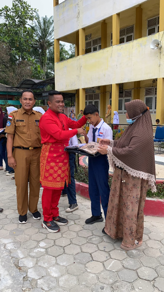 Bupati Zukri Serahkan Bantuan Seragam Sekolah Untuk Anak Yatim dan Fakir Miskin di SMPN 1 Pangkalan Kerinci