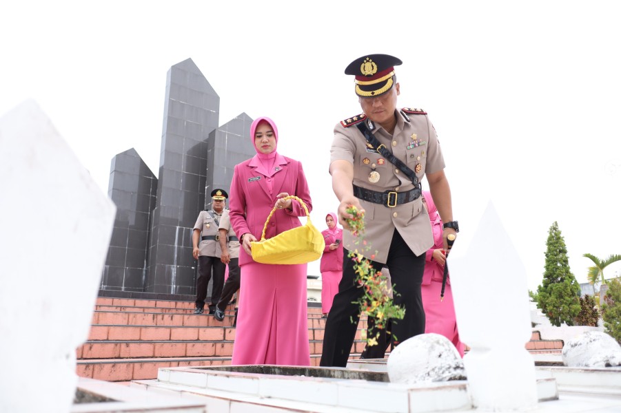 HUT Bhayangkara Ke 79 Polres Rohil Tabur Bunga di Makam Pahlawan