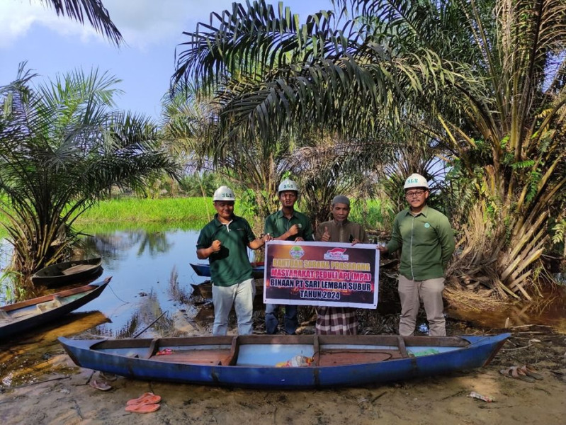 Tingkatkan Ekonomi dan Patroli Karhutla di MPA Genduang, PT Sari Lembah Subur Serahkan Perahu