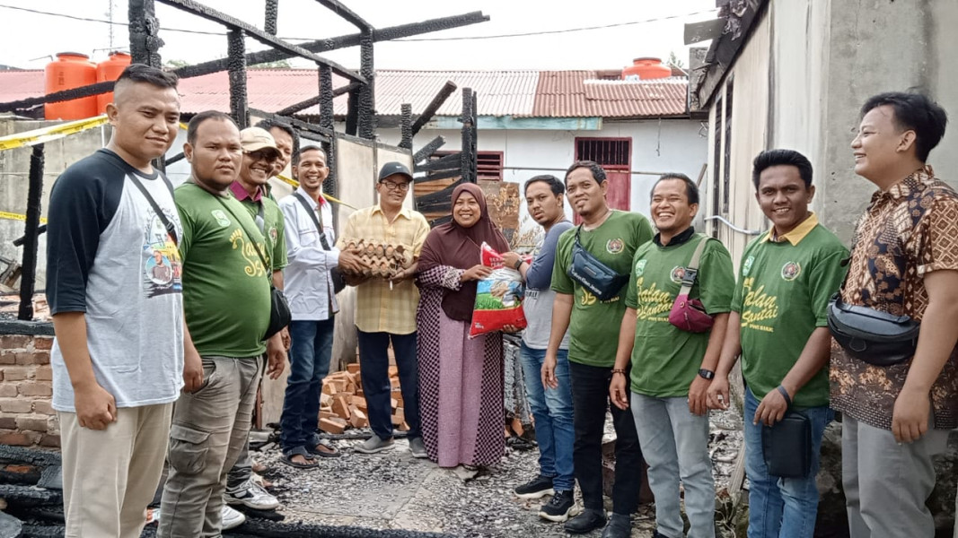 Ikatan Wartawan Perawang Beri Sembako Kepada Korban Kebakaran dan SLB