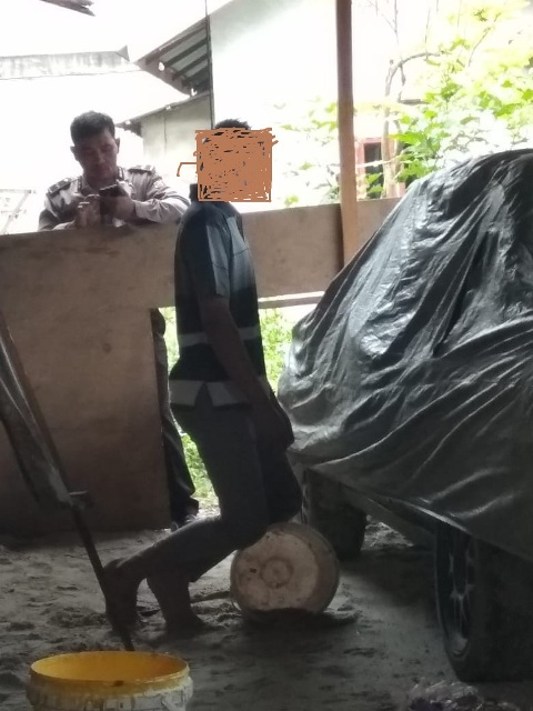 Heboh,,, Karyawan Roti Ayah, Gantung Diri Di Garasi Mobil