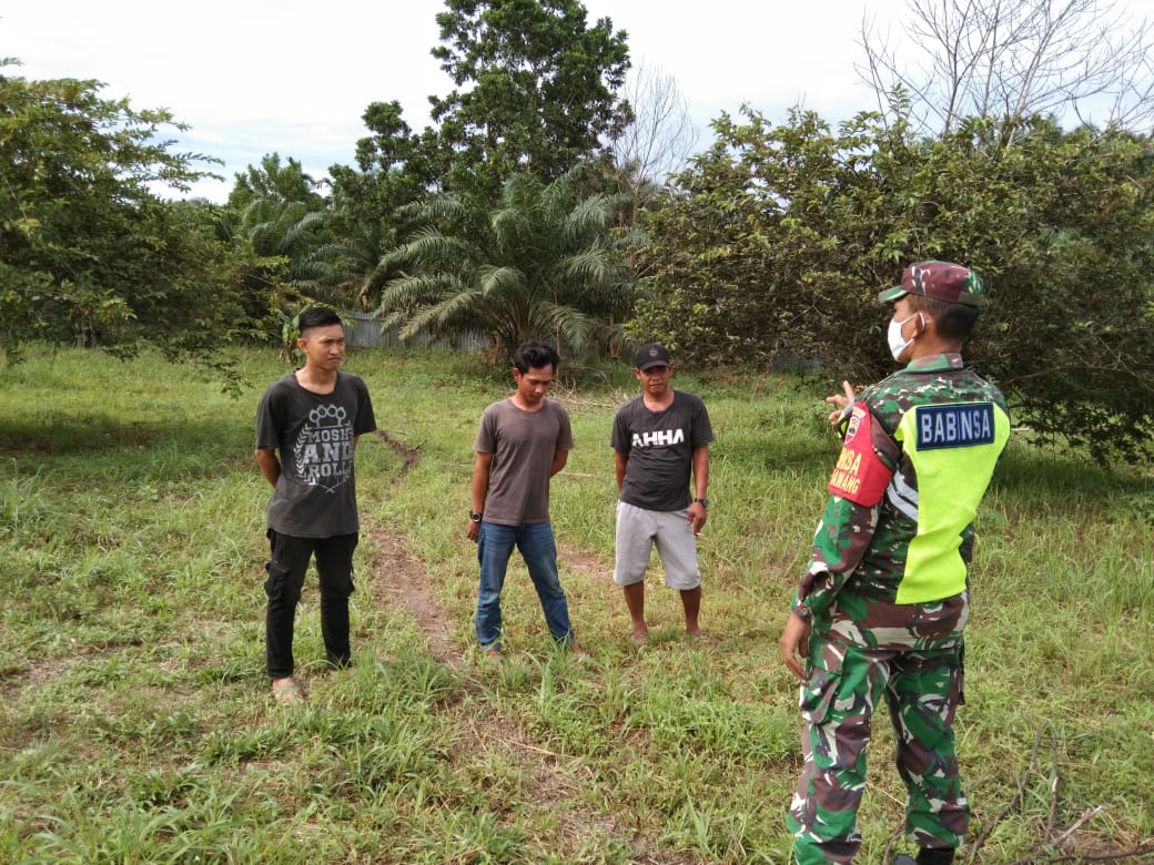 Dijalan Balak, Sertu Abdon Pardosi Sampaikan Bahaya Karhutla