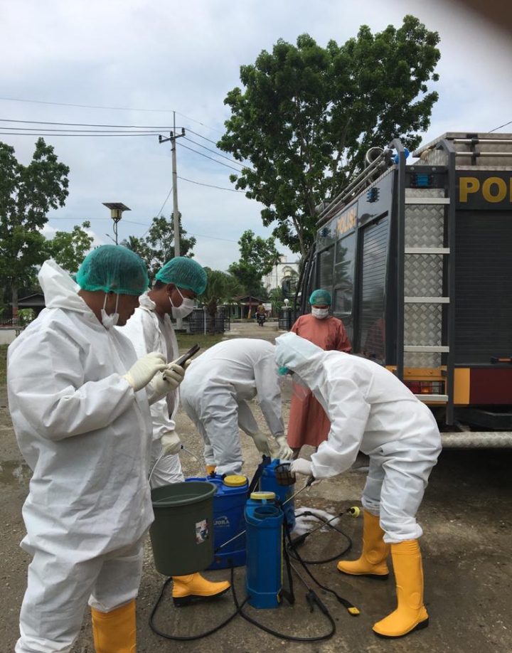 Polisi Semprotkan Disinfektan ke Rumah Terkonfirmasi Covid 19