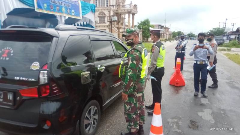 Sambil Mengecek kendaraan, Pelda Ramli Nasution Sampaikan Anjuran Pemerintah