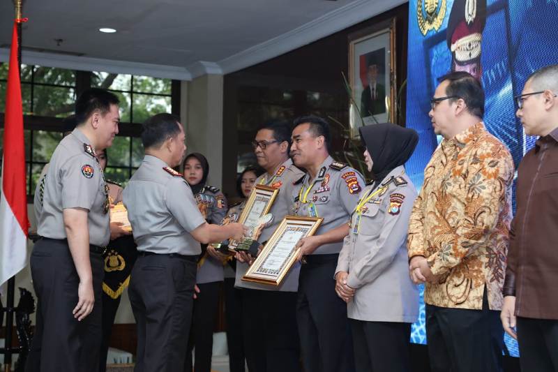 Dinilai Berhasil Menjalankan Manajemen Media, Kabid Humas Polda Banten Raih Penghargaan Dari Kapolri